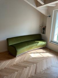 Divano in velluto verde e base in acciacio