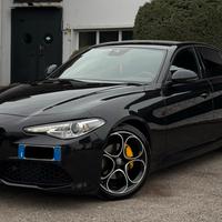Alfa romeo Giulia Sprint Total Black AT8 160cv