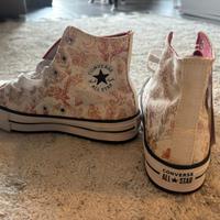 Scarpe converse bianche con fantasie