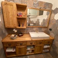 bagno in legno vecchio con pensile e specchiera