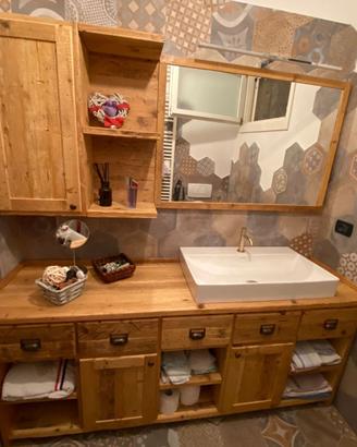 bagno in legno vecchio con pensile e specchiera