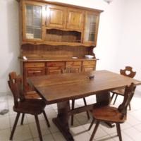 Tavolo con sedie e vetrinetta