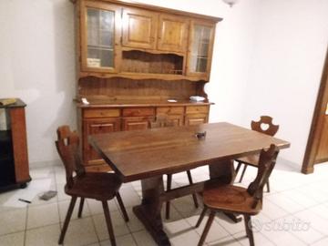 Tavolo con sedie e vetrinetta