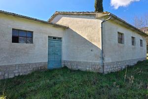 Cetona (S): magazzino da ristrutturare