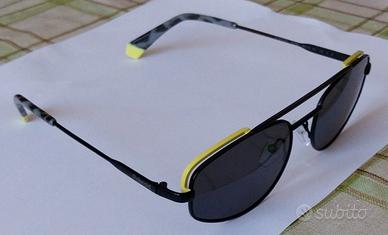 occhiali da sole e anelli in acciaio