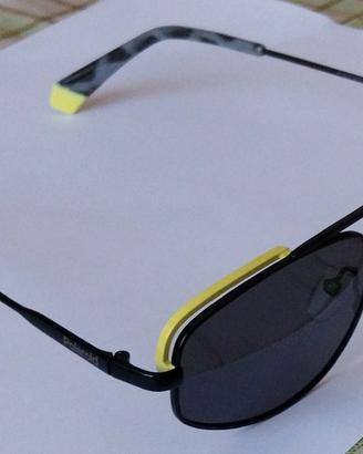 occhiali da sole e anelli in acciaio