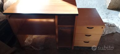 Scrivania  e libreria cameretta 