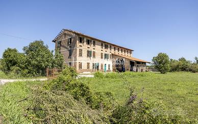 RUSTICO DA RISTRUTTURARE IMMERSO NEL VERDE