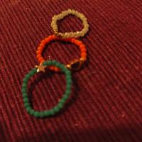 Anelli a perline colorate