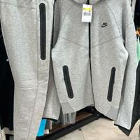 nike tech tuta colore grigio chiaro