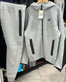 nike tech tuta colore grigio chiaro