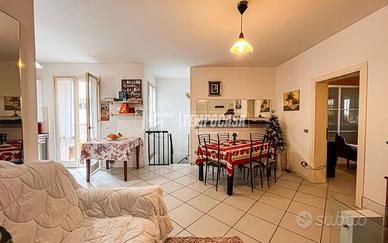 CASA INDIPENDENTE CON DOPPIO APPARTAMENTO A DUE PA