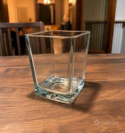 Vaso cubico in vetro trasparente