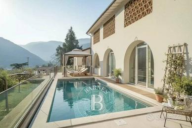 Villa di 256 m² con più di 5 locali e posto auto a