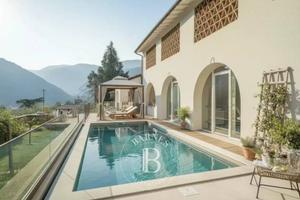 Villa di 256 m² con più di 5 locali e posto auto a