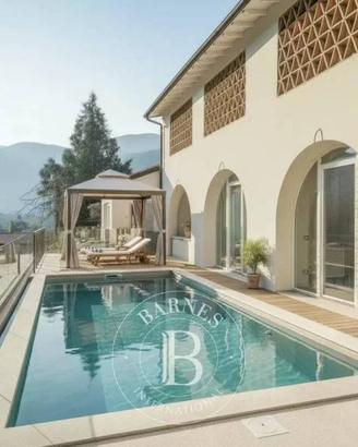 Villa di 256 m² con più di 5 locali e posto auto a