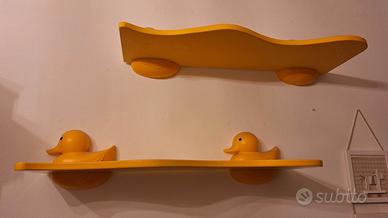 mensole gialle con papere per camera bambino