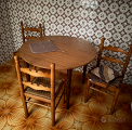 TAVOLO TONDO ALLUNGABILE E SEDIE IN LEGNO