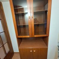 Vetrina con ante in vetro e mobile contenitore