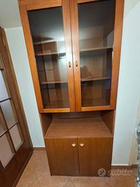 Vetrina con ante in vetro e mobile contenitore