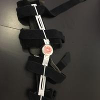 Tutore/ginocchiera post operatoria e stampelle