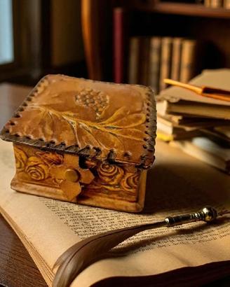 Cofanetto Porta-Gioielli Vintage in Cuoio Sbalzato