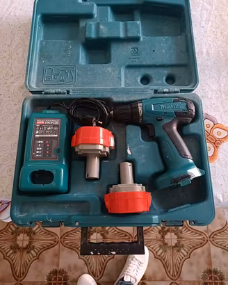 Trapano Avvitatore Makita con Caricabatterie 