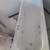 Vasca idromassaggi con pannello frontale