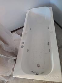 Vasca idromassaggi con pannello frontale