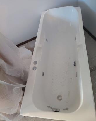 Vasca idromassaggi con pannello frontale
