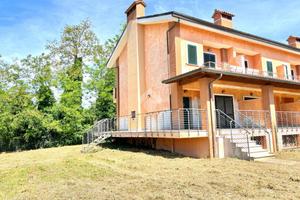 VILLA A SCHIERA D'ANGOLO A VALMONTONE