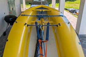 Deriva 420 con spinnaker 