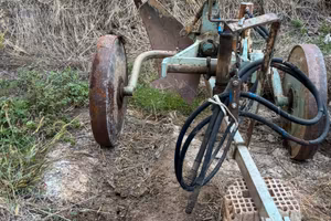 Macchine agricole - Aratro per trattori a cingoli