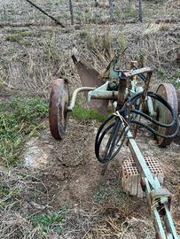Macchine agricole - Aratro per trattori a cingoli