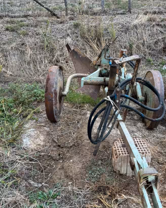 Macchine agricole - Aratro per trattori a cingoli