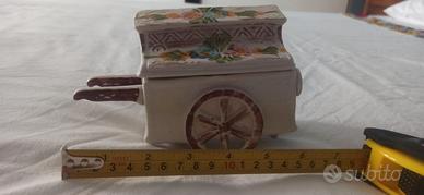 Carretto decorativo vintage in ceramica