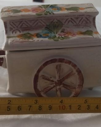 Carretto decorativo vintage in ceramica