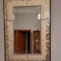 Specchio Silver Argento con  cornice decorata.