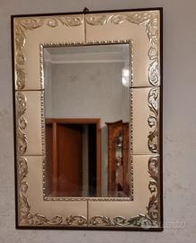 Specchio Silver Argento con  cornice decorata.