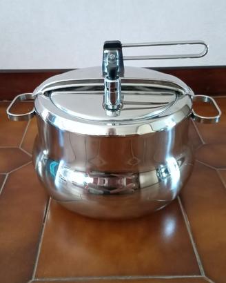 SUPER:  pentola a pressione MAI USATA 