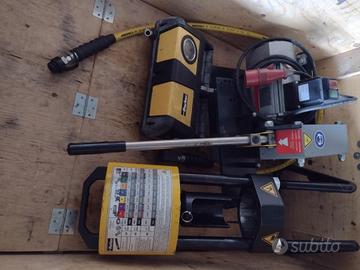 Crimpatrice aggraffatrice per tubi