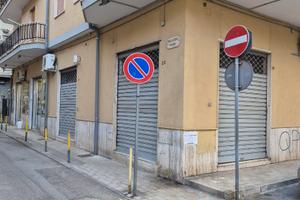 Locale con doppia vetrina