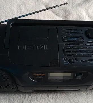 Radio, CD e registratore a doppio nastro.