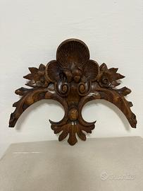 Cimasa decorativa in legno intagliato