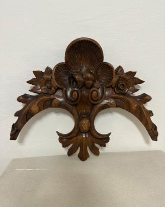 Cimasa decorativa in legno intagliato