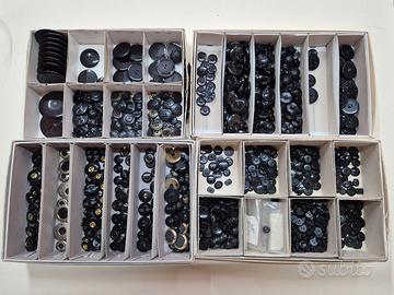 Bottoni assortiti nero con oro e argento-4 scatole