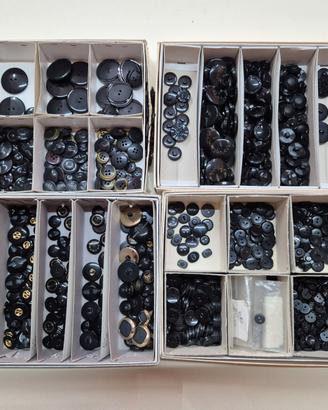 Bottoni assortiti nero con oro e argento-4 scatole