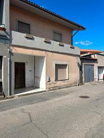 Casa indipendente su due livelli con giardino