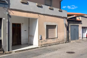 Casa indipendente su due livelli con giardino