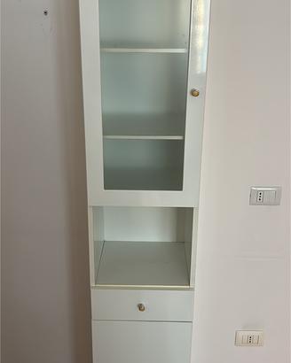 Mobile colonna salvaspazio con vetrina